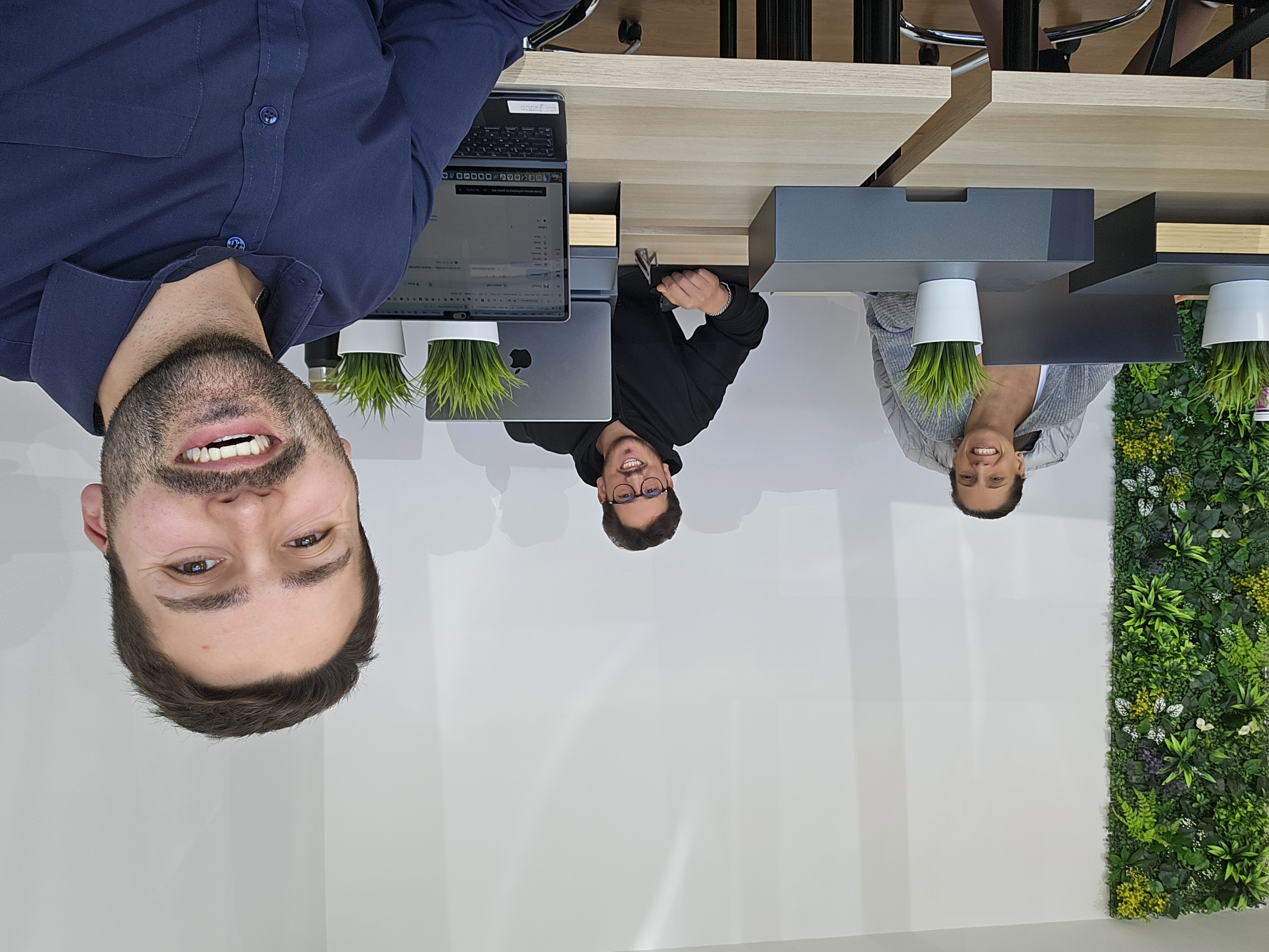 Equipa a trabalhar em ambiente colaborativo