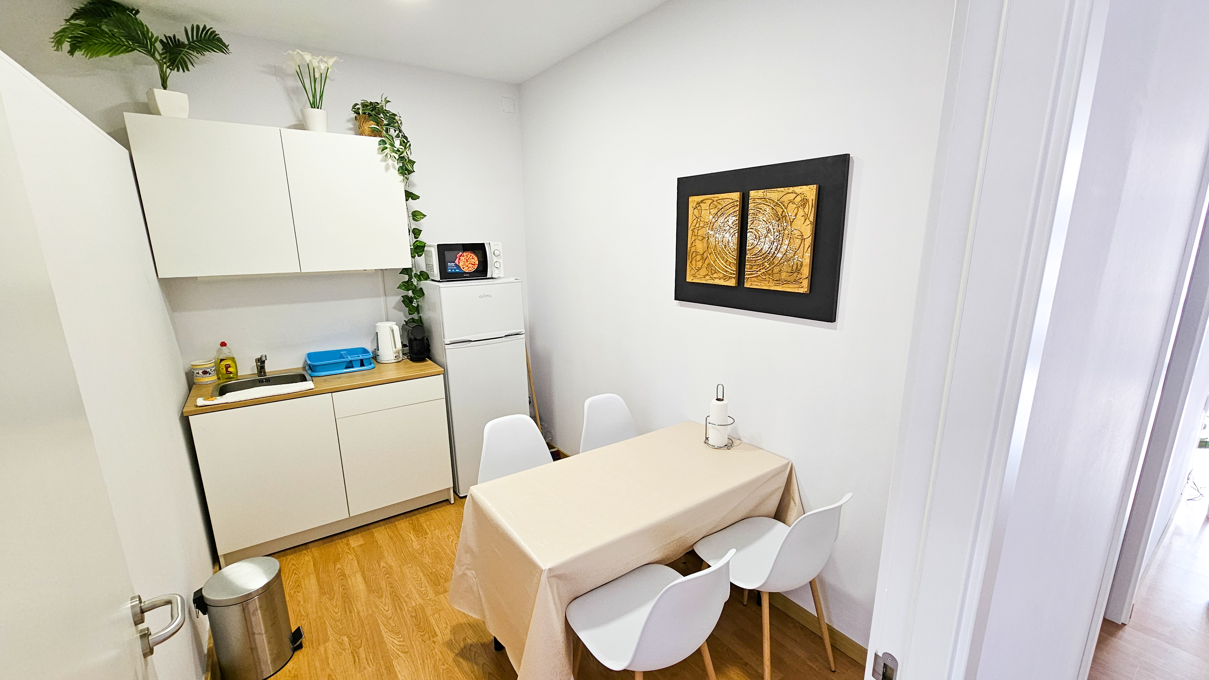 Cozinha equipada Coworking Space Alcobaca - Area de refeicoes com frigorifico e microondas