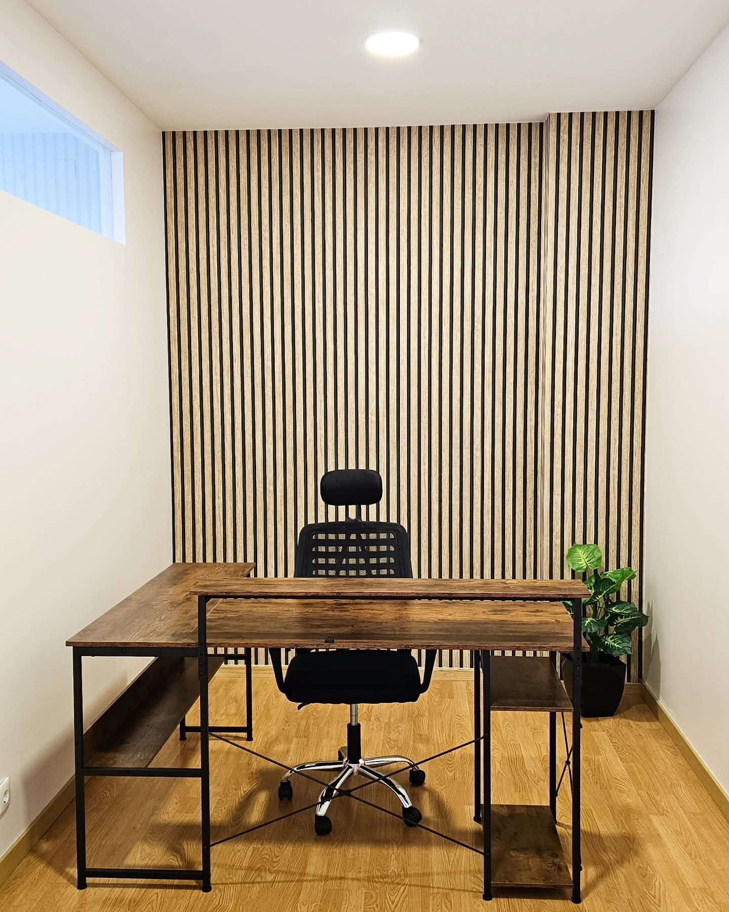 Escritorio privado premium Coworking Alcobaca - Secretaria em L com parede de ripas de madeira
