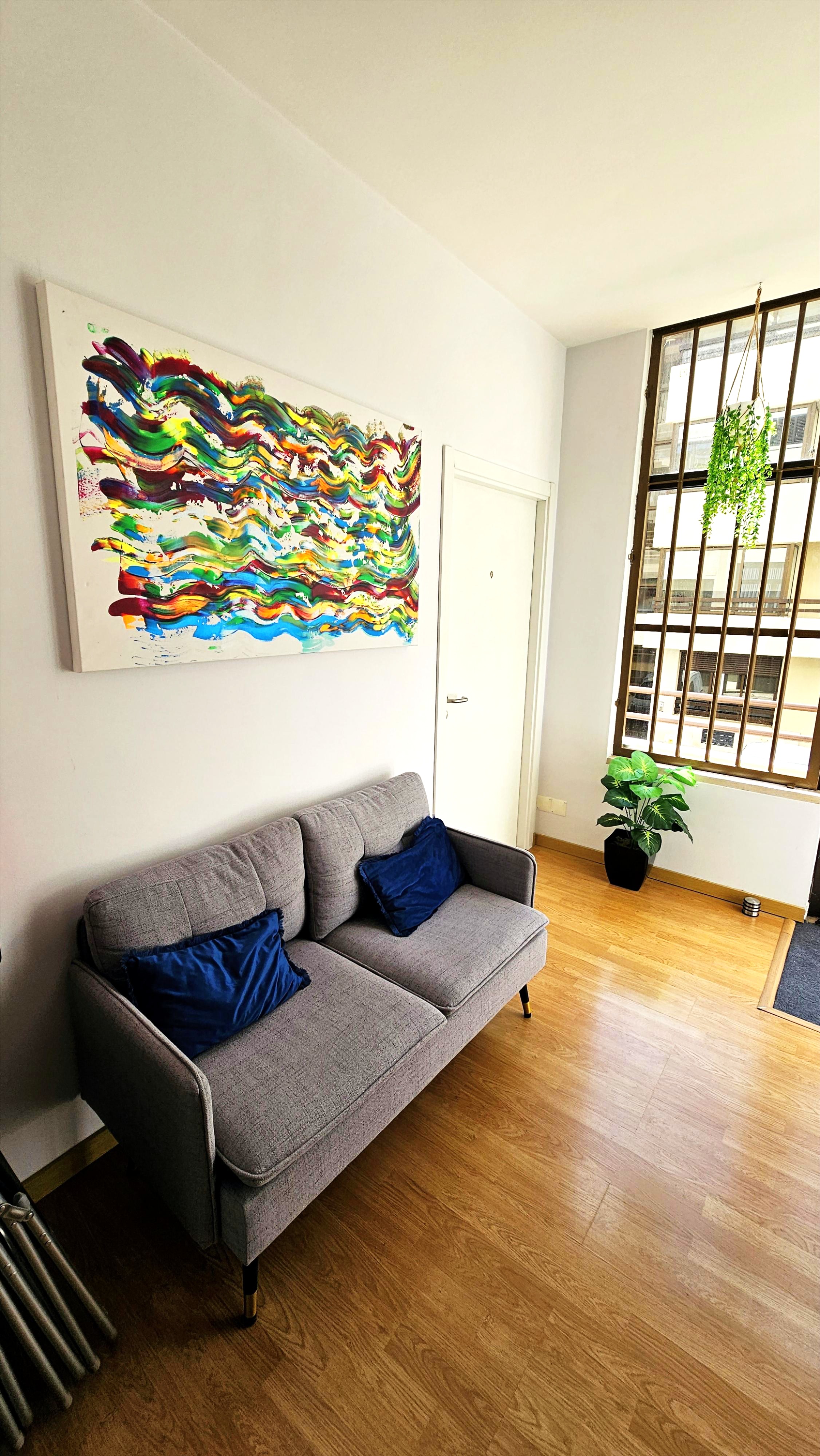 Zona de descanso Coworking Space Alcobaca - Sofa confortavel com arte abstracta
