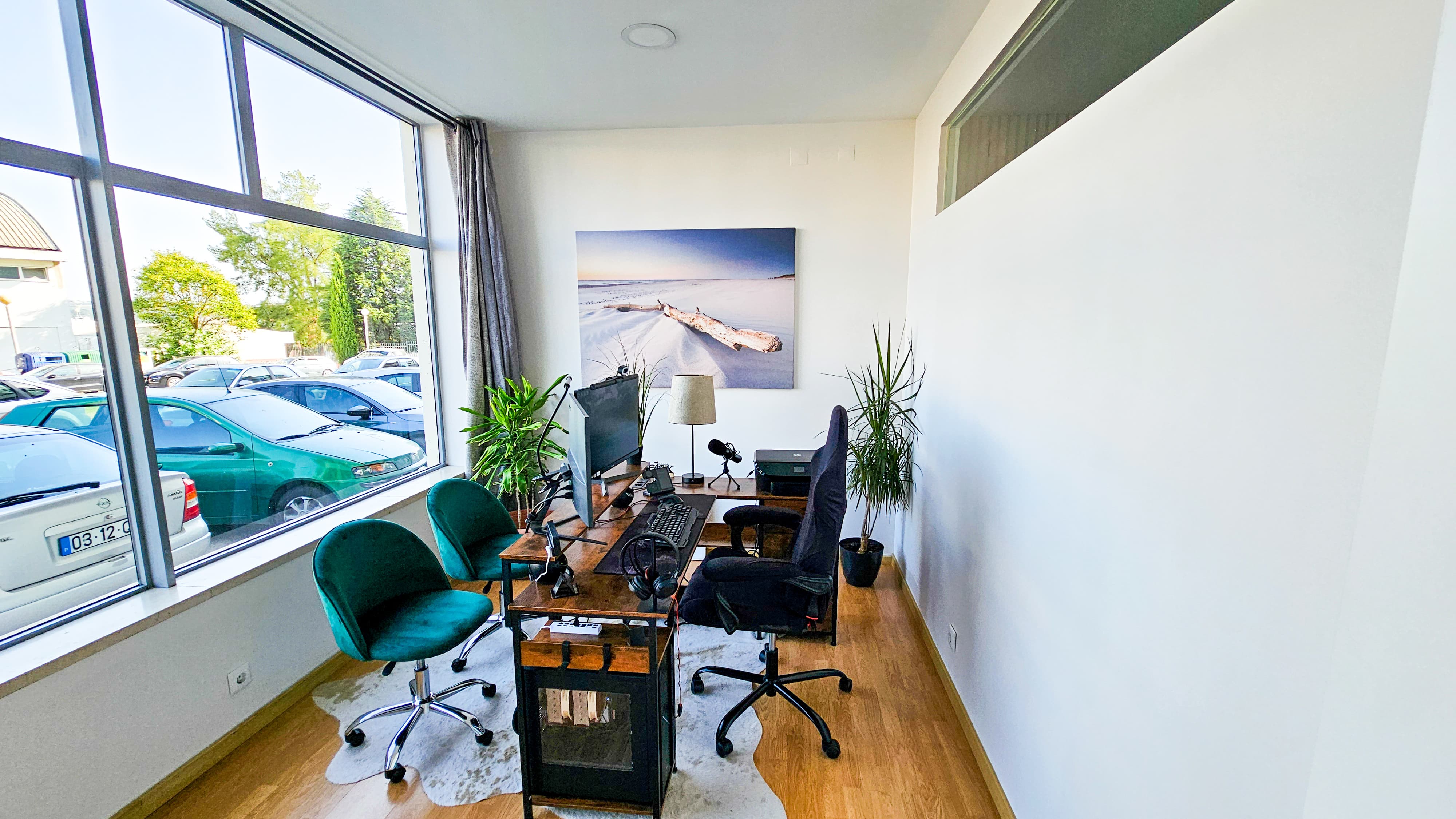 Escritorio com janela panoramica Coworking Alcobaca - Espaco de trabalho com muita luz natural